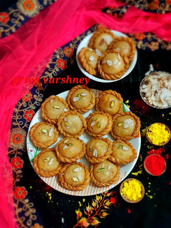 रसीली चंद्रकला गुजिया (rasili Chandrakala gujiya recipe in Hindi) रेसिपी मुख्य फोटो