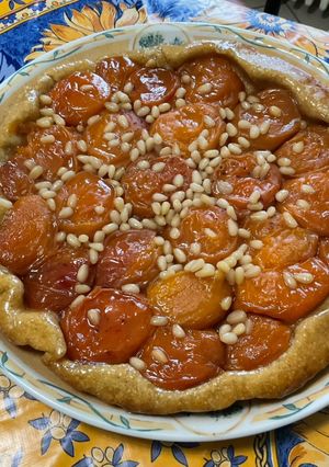 Une photo de Tarte renversée aux abricots et pignons de pin