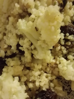 Una foto de Cuscús con coliflor y pasas