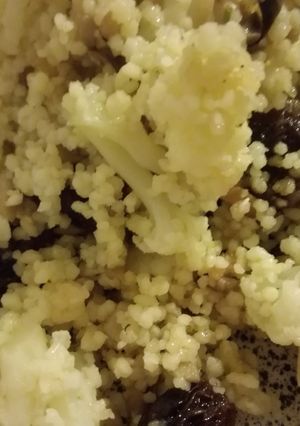 Una foto de Cuscús con coliflor y pasas