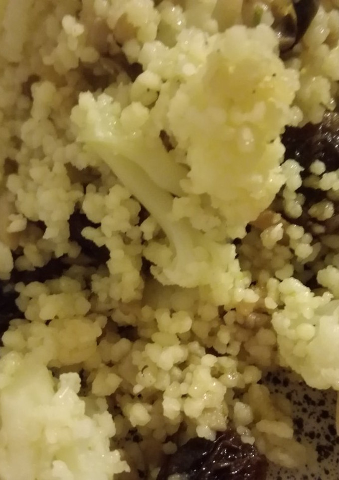 Una foto de Cuscús con coliflor y pasas
