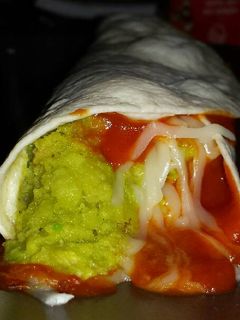 Una foto de Fajita de hummus, aguacate, tomate, mayonesa y queso