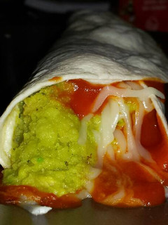 Una foto de Fajita de hummus, aguacate, tomate, mayonesa y queso