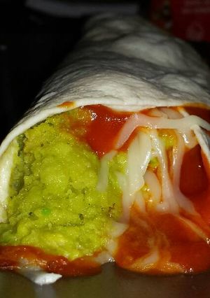 Foto principal de Fajita de hummus, aguacate, tomate, mayonesa y queso