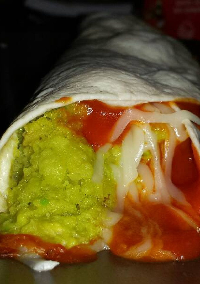 Una foto de Fajita de hummus, aguacate, tomate, mayonesa y queso
