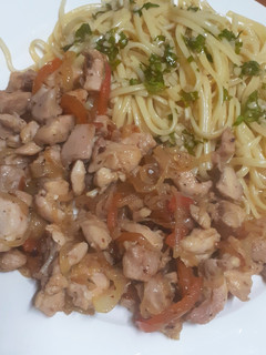 Una foto de Pollo salteado con cebolla y morrón