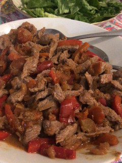 Una foto de Carne con verduras para fajitas