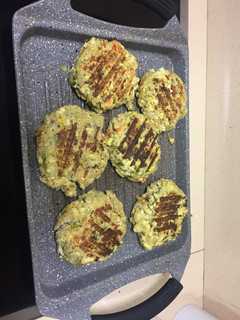 Una foto de Hamburguesas de pollo con verduras