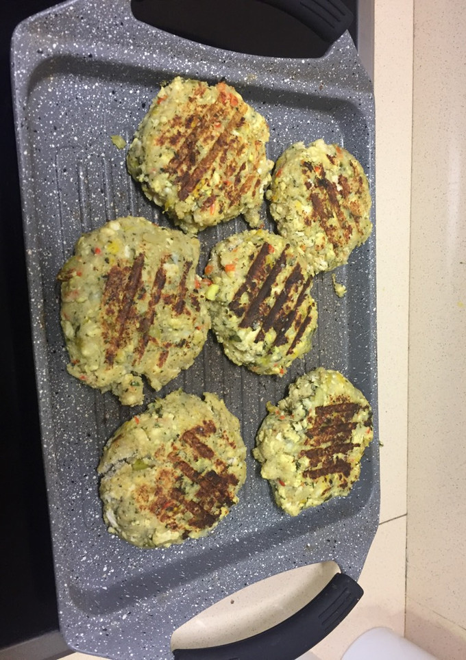 Una foto de Hamburguesas de pollo con verduras