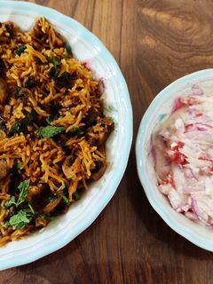 காளான் பிரியாணி +வெங்காயம், தக்காளி ரைத்தா (Kaalaan biryani & onion tomato raita recipe in tamil) செய்முறை முக்கிய புகைப்படம்