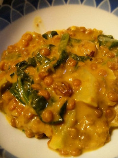Una foto de Lentejas con espinacas y curry rojo thai