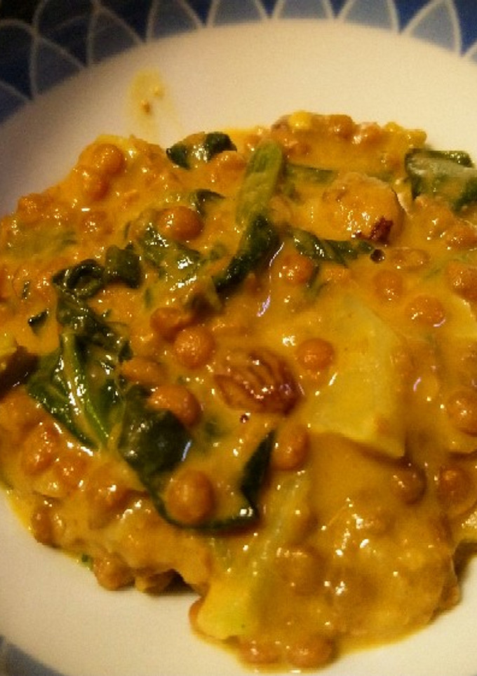 Una foto de Lentejas con espinacas y curry rojo thai