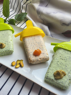 Pisztáciás és barackos jégkrém chia maggal (glutén-,tej-,hozzáadott cukormentes) recept fotója