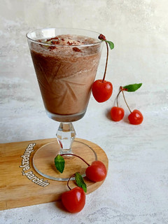 عکسی از دستور میلک شیک قهوه و گیلاس 🌸