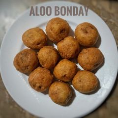 A picture of Aloo bonday.