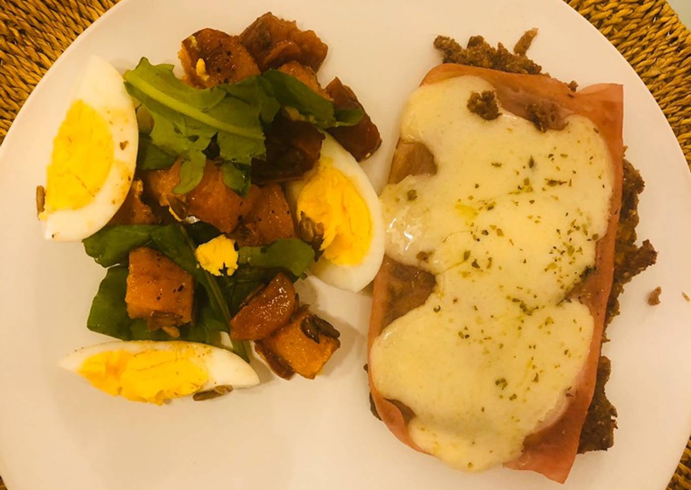 Milanesas (SIN pan rallado) a la napolitana con ensalada tibia de calabazas