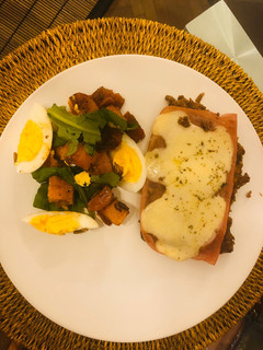 Una foto de Milanesas (SIN pan rallado) a la napolitana con ensalada tibia de calabazas