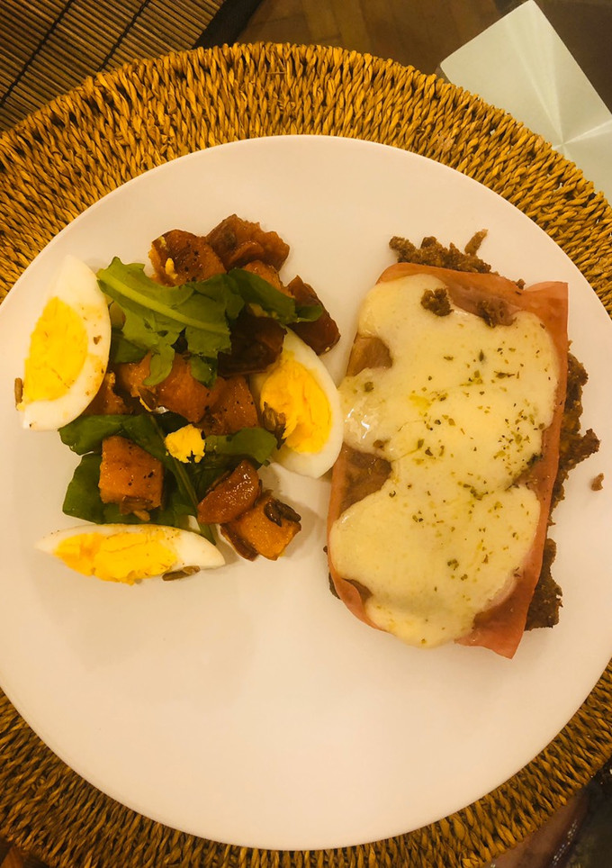 Una foto de Milanesas (SIN pan rallado) a la napolitana con ensalada tibia de calabazas