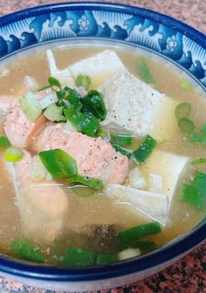 鮭魚豆腐味噌湯 的食譜成品照片