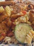 Nudelsalat Greek Style mit Steakstreifen