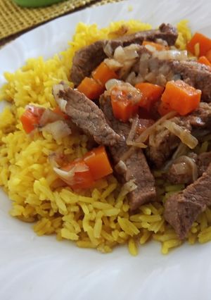 Una foto de Arroz graneado con encebollado de carne