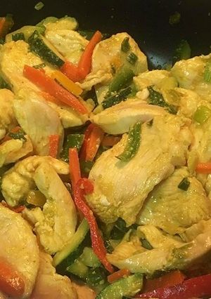 Una foto de Pollo al jugo con verduras