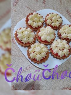 صورة لوصفة تارتولات بكريمة الفراولة و كريمة الباتيسيار 🍓