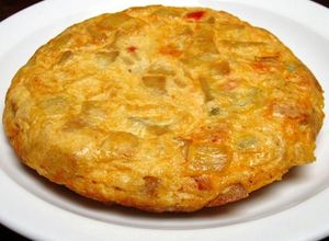 Una foto de Tortilla de patatas con chorizo y pimientos
