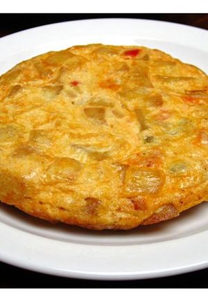 Una foto de Tortilla de patatas con chorizo y pimientos