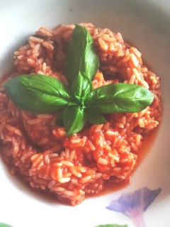 Una foto de Arroz al tomate y albahaca fresca 