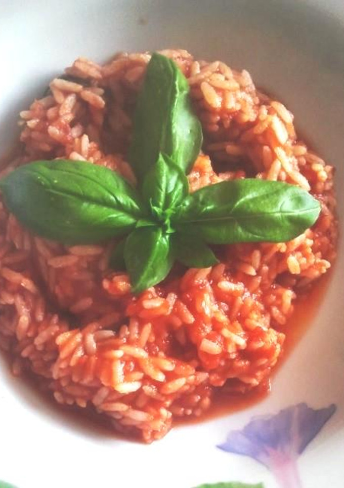 Una foto de Arroz al tomate y albahaca fresca 