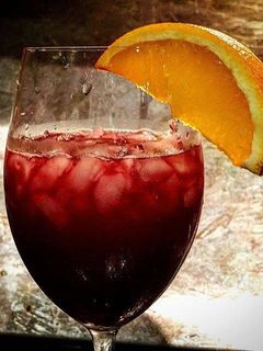 Una foto de Sangría de vino tinto