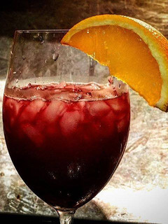 Una foto de Sangría de vino tinto
