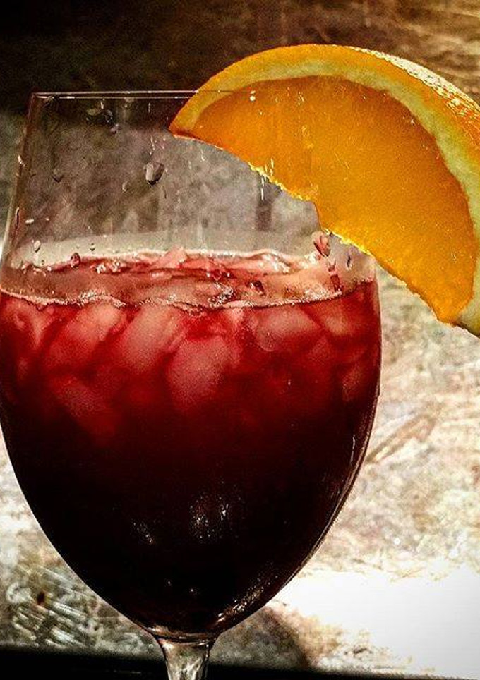 Una foto de Sangría de vino tinto