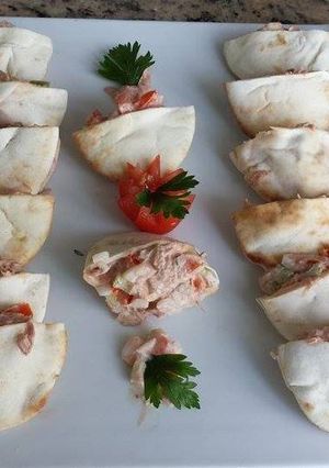 Una foto de Mini pita rellena de atún