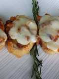 Montaditos de ratatouille con mozzarella