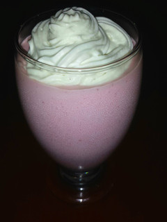 Una foto de Batido fácil de fresas con nata