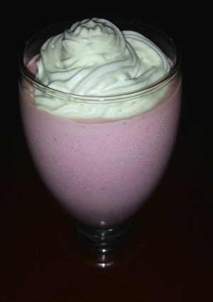 Una foto de Batido fácil de fresas con nata