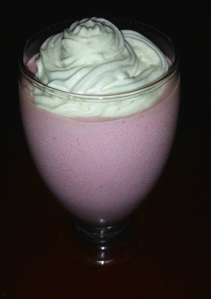 Una foto de Batido fácil de fresas con nata