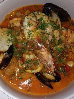 Una foto de Cazuela de mariscos fácil