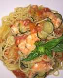 Pasta con zucchini y langostinos