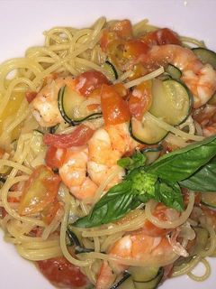 Una foto de Pasta con zucchini y langostinos