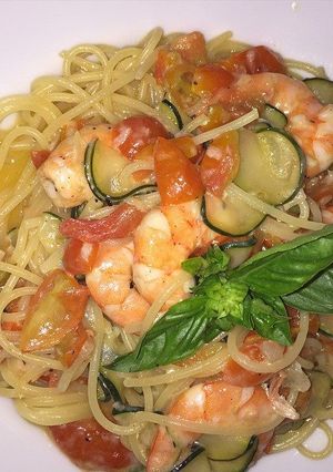 Una foto de Pasta con zucchini y langostinos