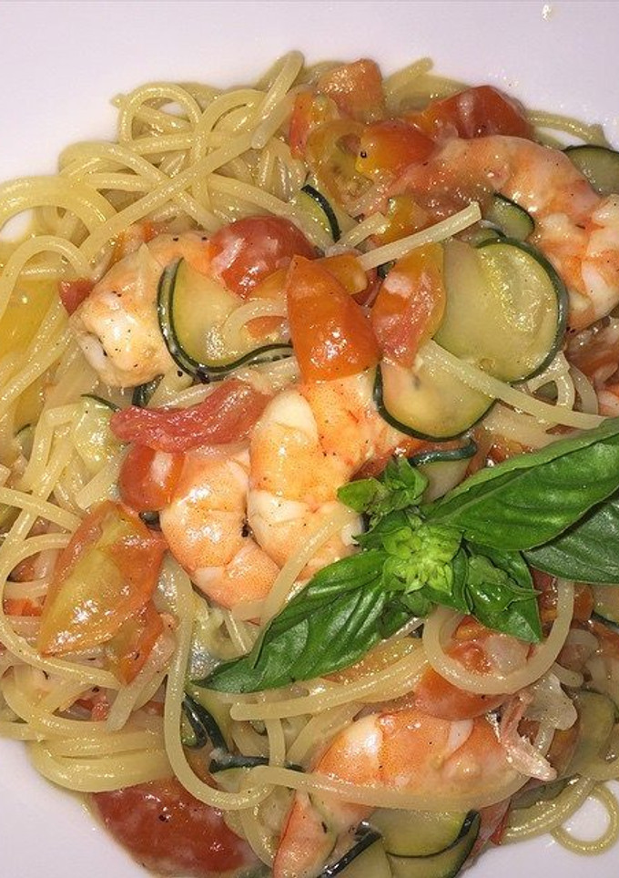 Una foto de Pasta con zucchini y langostinos