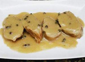 Una foto de Solomillos de ternera en salsa de pimienta verde 