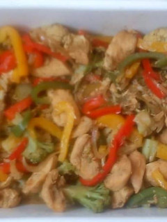 Una foto de Pechugas de pollo con vegetales