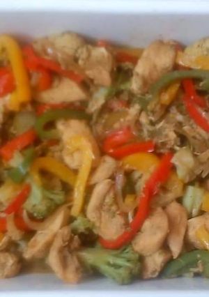 Una foto de Pechugas de pollo con vegetales