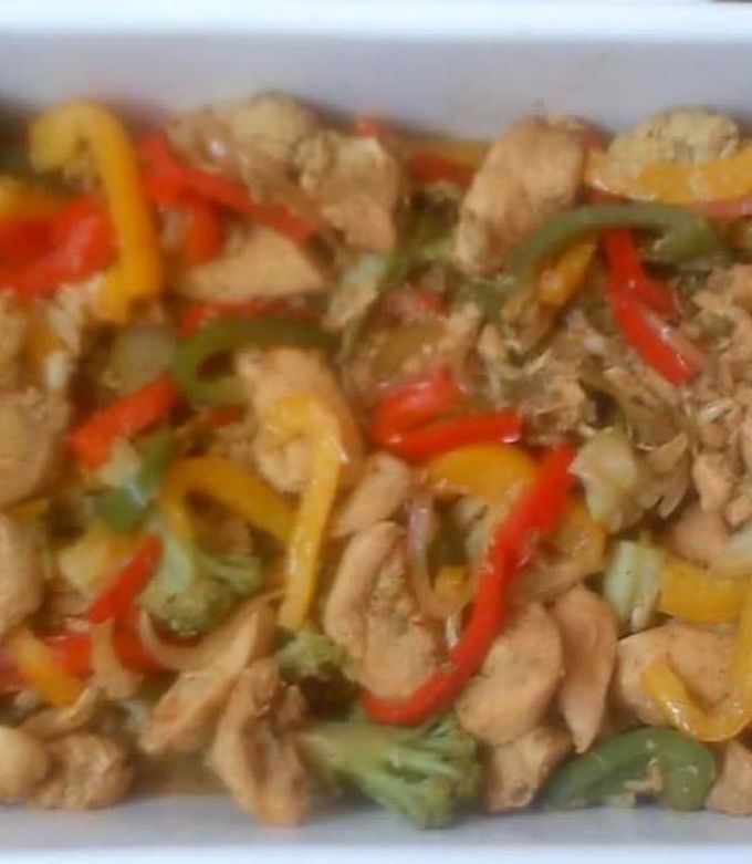 Una foto de Pechugas de pollo con vegetales