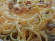 Una foto de spaghetti a la carbonara con nata