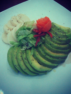 Una foto de Ensalada de aguacate y palmitos